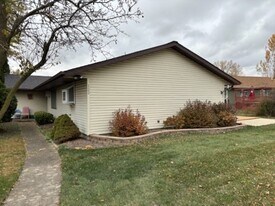 122 Crescent Ln in Cabery, IL - Building Photo