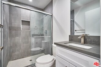 1127 1/2 S Harvard Blvd in Los Angeles, CA - Building Photo - Building Photo