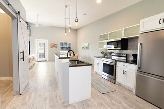 1111 S Akard St, Unit 405 in Dallas, TX - Foto de edificio - Building Photo
