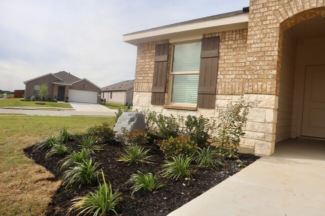 5552 Rollins Dr in Krum, TX - Foto de edificio - Building Photo
