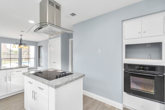 property at 3514 Summit Ln