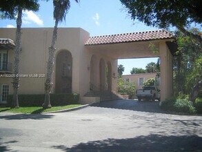 10790 N Kendall Dr in Miami, FL - Building Photo - Building Photo