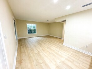 4711 Sunnydale Ln N in St. Petersburg, FL - Foto de edificio - Building Photo
