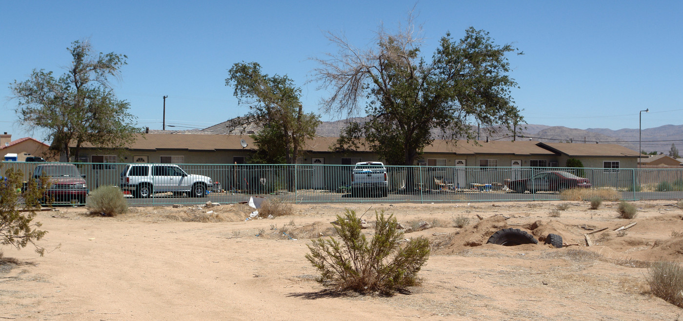 13361 W Central Rd in Apple Valley, CA - Building Photo