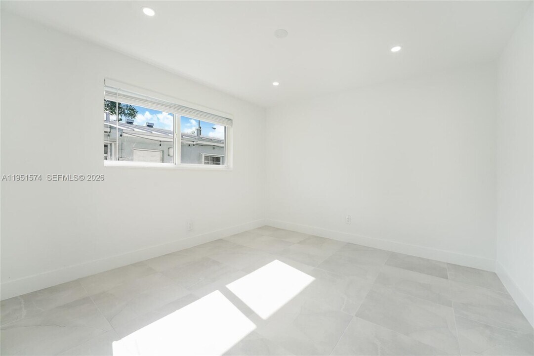 857 W 34th St in Hialeah, FL - Building Photo