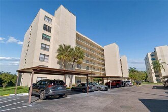 900 Cove Cay Dr in Clearwater, FL - Building Photo - Building Photo