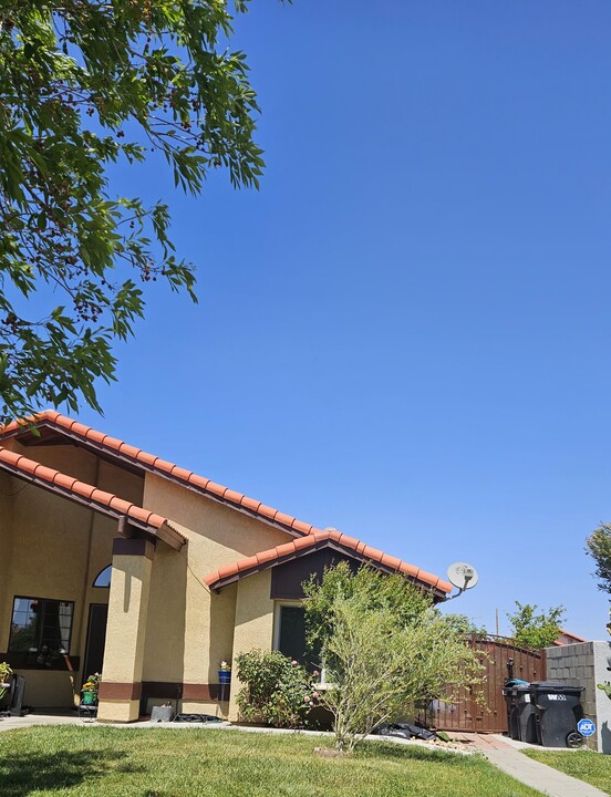 3557 Skyway Ct in Palmdale, CA - Foto de edificio