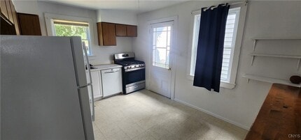 131 W Schuyler St in Oswego, NY - Building Photo - Building Photo