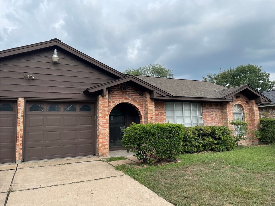 16310 Autumn Wind Dr in Houston, TX - Building Photo