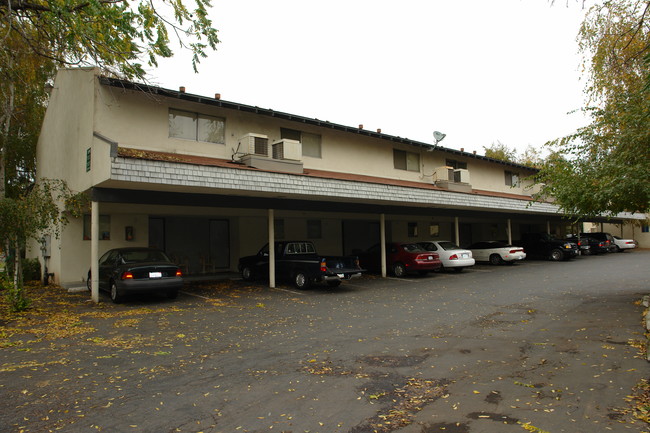 833 W 1st Ave in Chico, CA - Foto de edificio - Building Photo