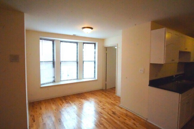 1310 W Leland Ave, Unit 2 in Chicago, IL - Foto de edificio - Building Photo