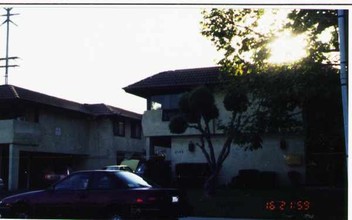 2155 Canyon Dr in Costa Mesa, CA - Foto de edificio - Building Photo