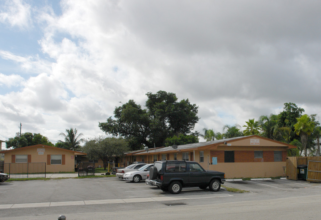 2230 Madison St in Hollywood, FL - Building Photo