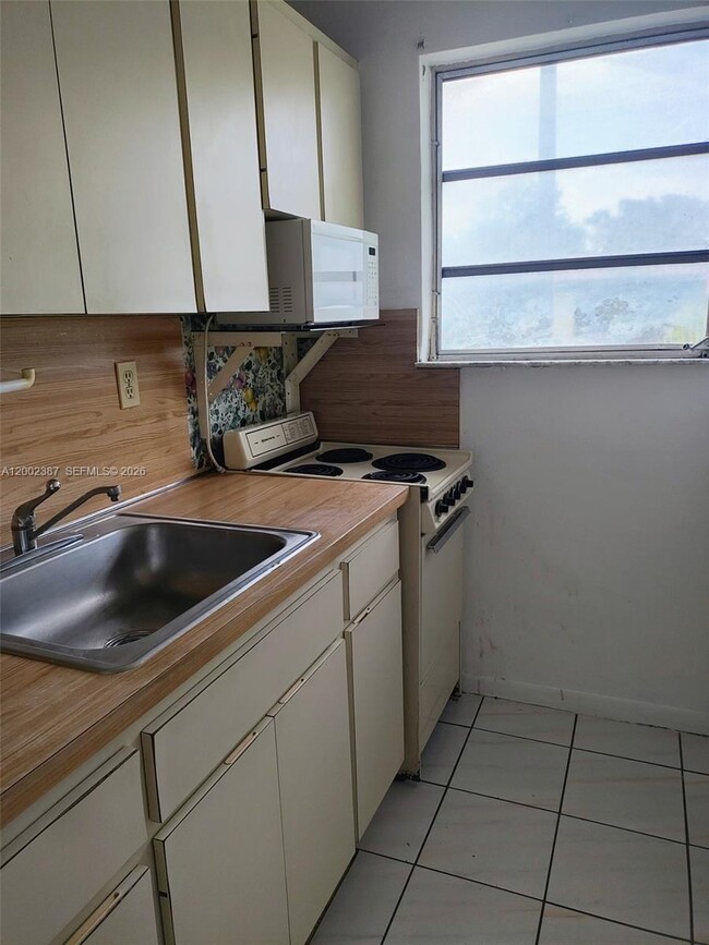 525 SW 56th Ave in Coral Gables, FL - Building Photo - Building Photo