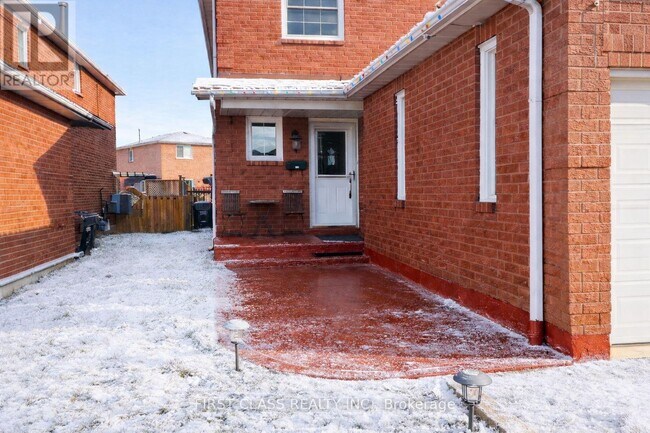 3280 Pilcom Crescent in Mississauga, ON - Building Photo - Building Photo