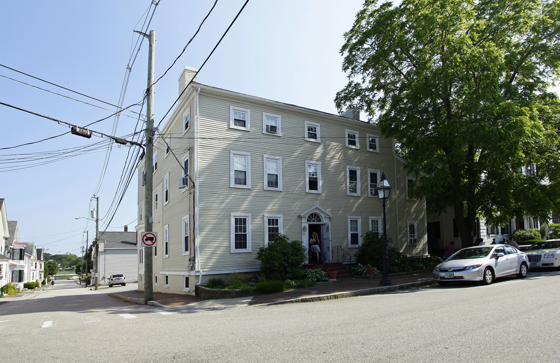 98 Court St in Portsmouth, NH - Foto de edificio