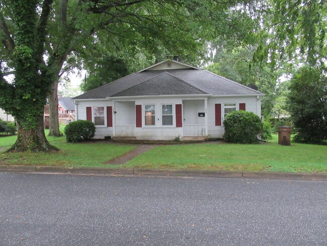 520 E Pine St in Lincolnton, NC - Building Photo - Building Photo