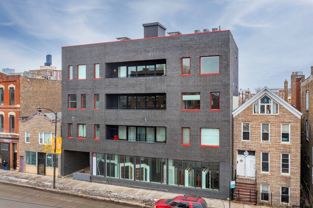1311 W Chicago Ave in Chicago, IL - Building Photo