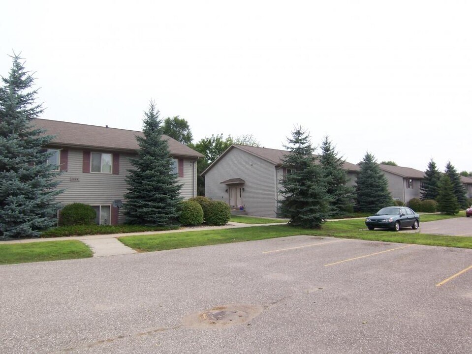 Woodside Apartments in Mt. Pleasant, MI - Building Photo