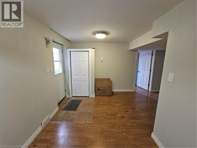300 Countrystone Crescent in Kitchener, ON - Building Photo - Building Photo