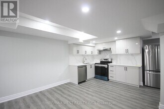 152 The Queensway in Barrie, ON - Building Photo - Building Photo