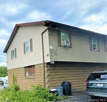 109 Caesars Ln in New Windsor, NY - Building Photo