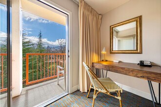 Ashland Hills Hotel Apartments in Ashland, OR - Foto de edificio - Building Photo