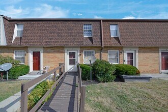 5696 Beechcroft Rd in Columbus, OH - Building Photo - Building Photo
