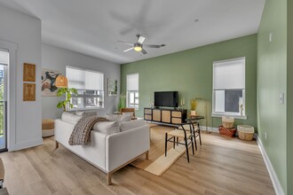 542 Southgate Ave, Unit 303 in Nashville, TN - Foto de edificio - Building Photo