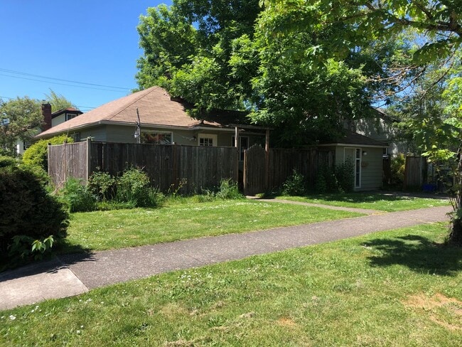 2490 Harris St in Eugene, OR - Building Photo - Building Photo