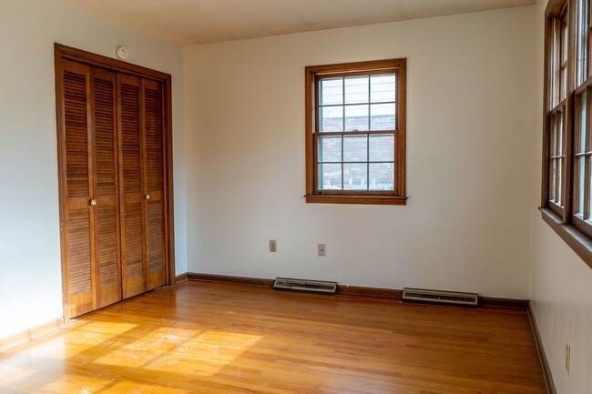property at 8 E Leslie Ln
