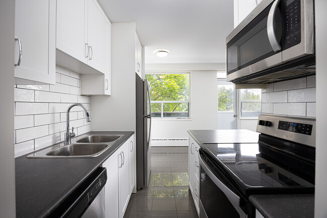 3888 Bathurst St