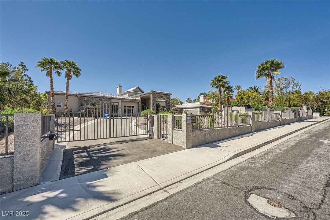 7901 O'Bannon Dr in Las Vegas, NV - Building Photo