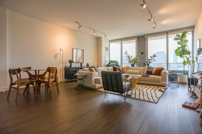 910 W Huron St in Chicago, IL - Building Photo - Building Photo