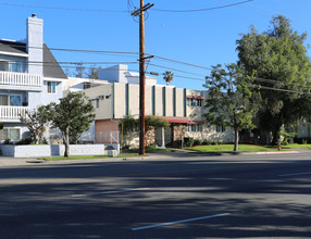 15135 Victory Blvd in Van Nuys, CA - Building Photo - Building Photo