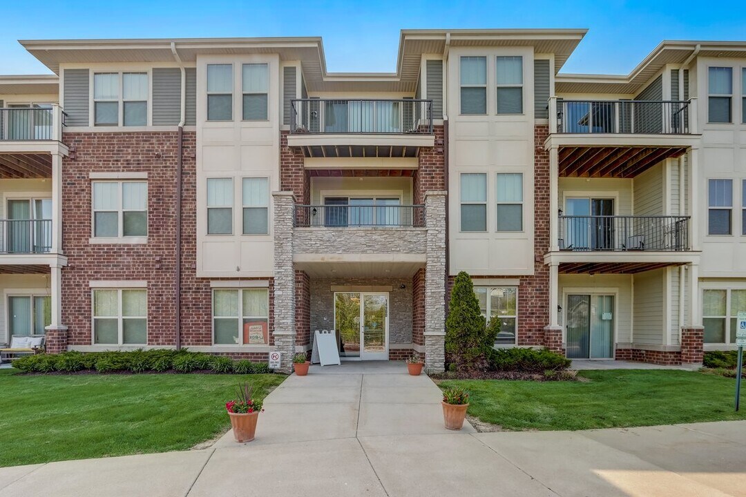 Central Pointe Luxury Apartments in New Berlin, WI - Foto de edificio