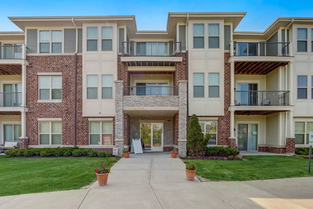 Central Pointe Luxury Apartments in New Berlin, WI - Building Photo