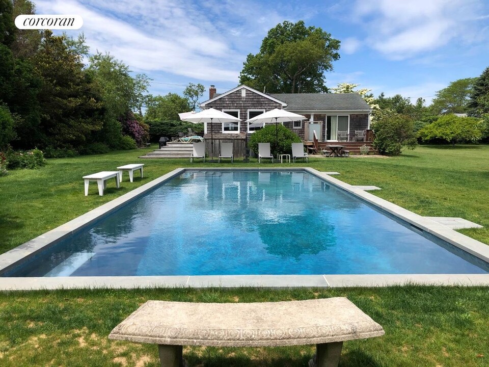 9 Sandpiper Rd in Shelter Island, NY - Building Photo