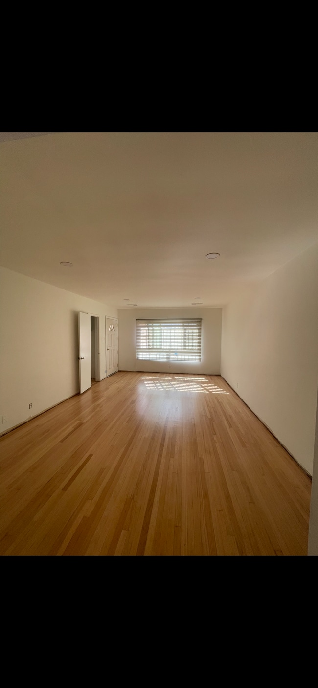 10513 Crenshaw Blvd, Unit 10513 Crenshaw Blvd #2 in Inglewood, CA - Building Photo - Building Photo