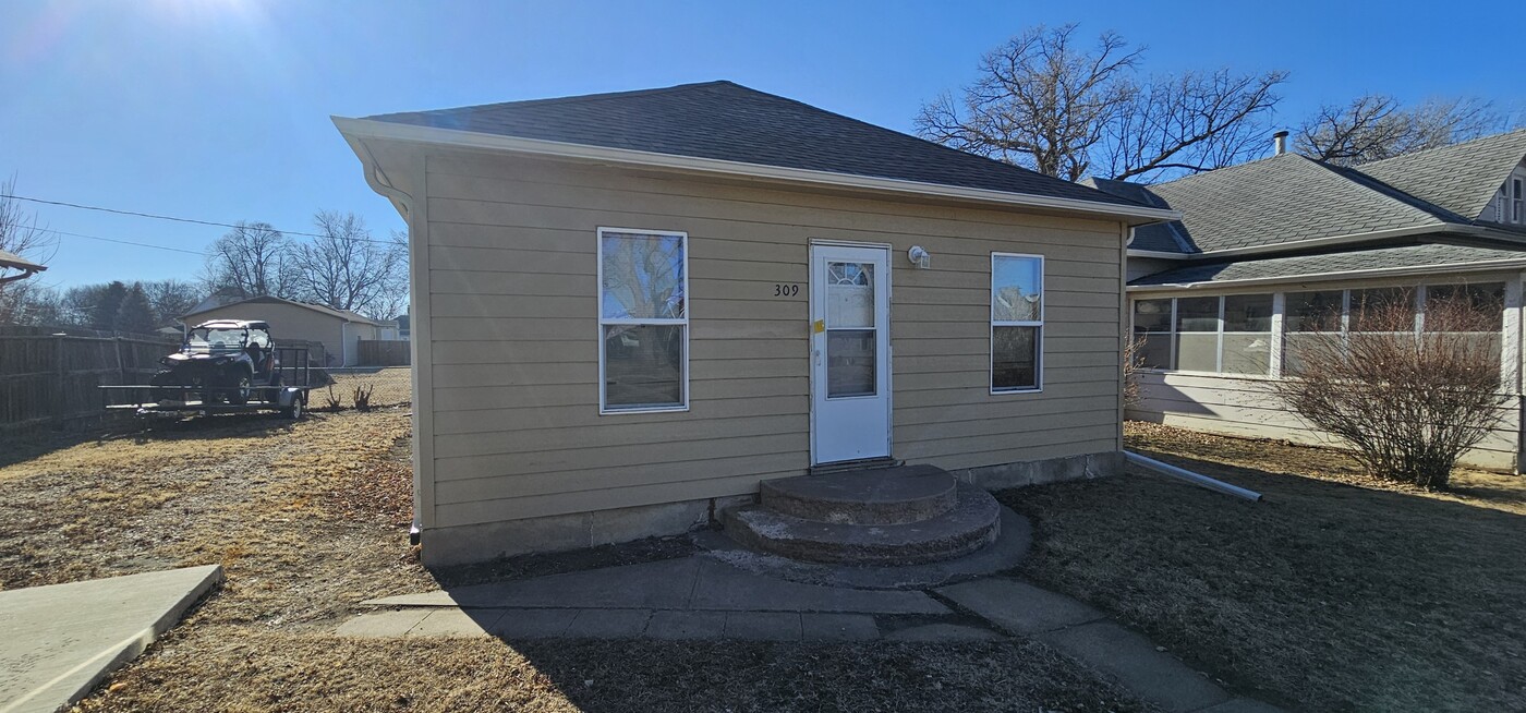 309 E Elm St in Harrisburg, SD - Building Photo