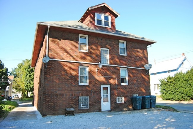 1096 Florida Ave in Akron, OH - Foto de edificio - Building Photo