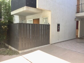 18645 Hatteras St, Unit 18645 Hatteras St Unit 12 in Tarzana, CA - Foto de edificio - Building Photo