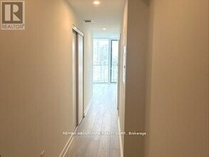 1 Fairview Rd E in Mississauga, ON - Building Photo - Building Photo