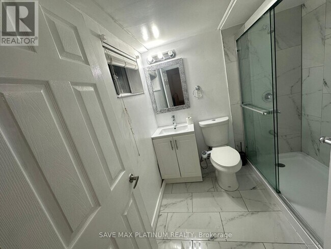 111 Folkstone Crescent in Brampton, ON - Building Photo - Building Photo