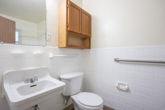 Oakview Apartments in Grand Rapids, MI - Building Photo - Interior Photo