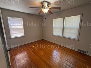 2142 S Pinecrest Ave in Wichita, KS - Building Photo - Building Photo