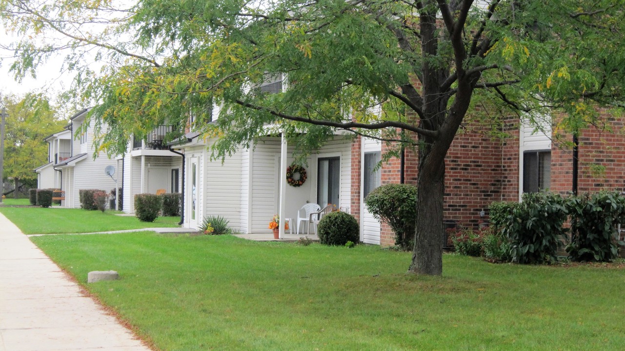 Hickory Knoll Apartments in Anderson, IN - Building Photo