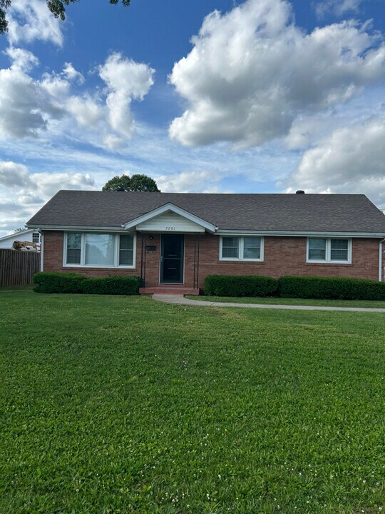 7201 Lorenzo Ln in Louisville, KY - Building Photo