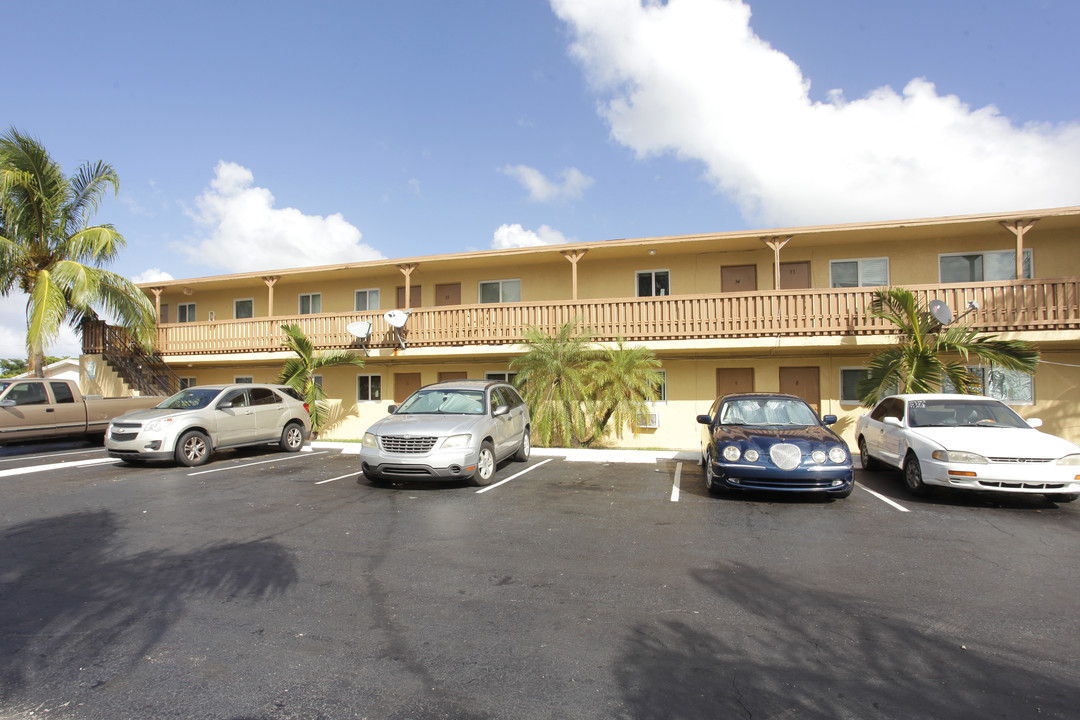Pompano Gardens in Pompano Beach, FL - Foto de edificio