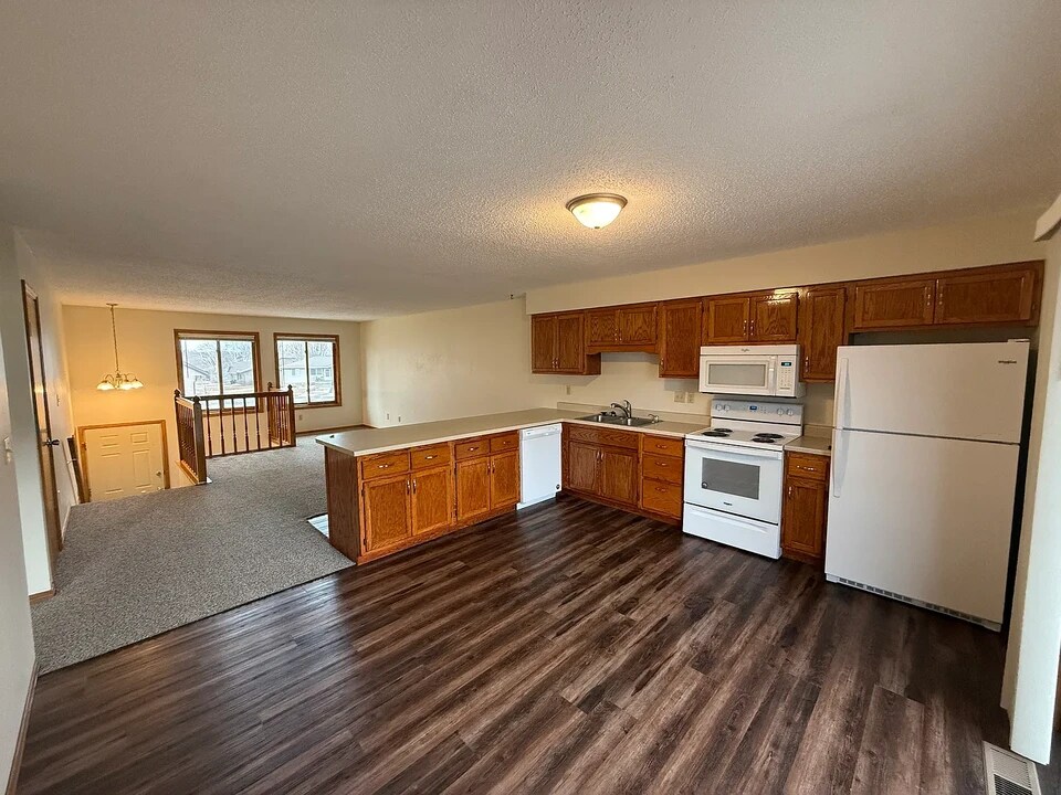 1507 E Cedar Cir in Brandon, SD - Foto de edificio
